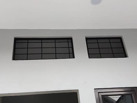 Proses pembuatan rangka besi oleh teknisi